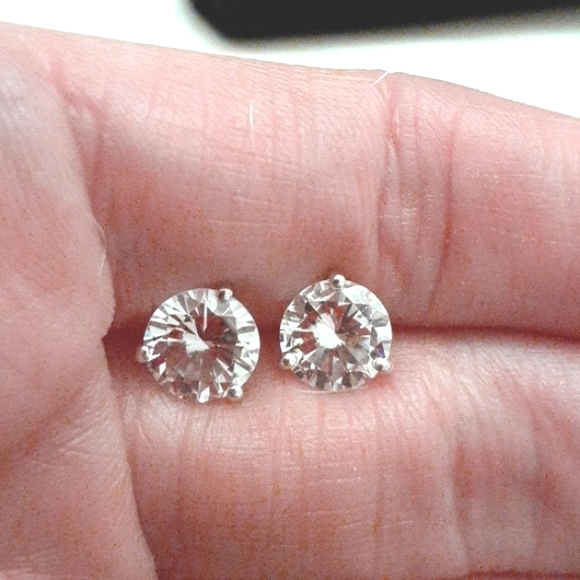 WHITE STUD EARRINGS - Picture 7 of 7